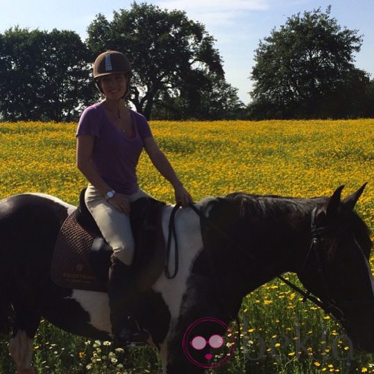 Elsa Pataky montando a caballo para celebrar su 38 cumpleaños