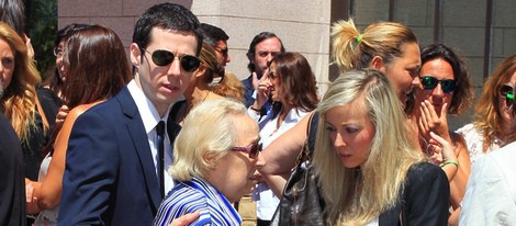 Álvaro Rojo Quintana con su novia en el funeral de su abuela
