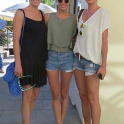 Las hermanas Eugenia, Claudia y Alejandra Ortiz en las playas de Marbella