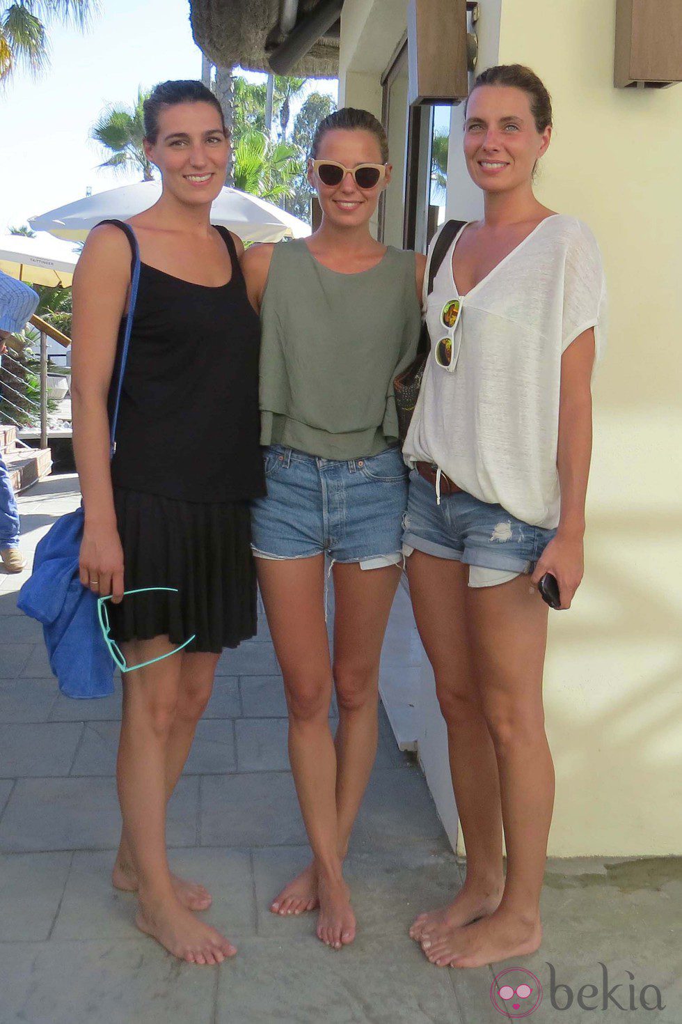 Las hermanas Eugenia, Claudia y Alejandra Ortiz en las playas de Marbella