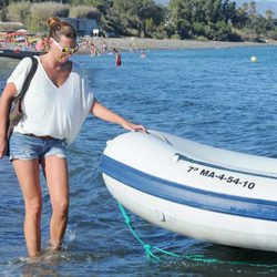 Alejandra Ortiz subiendo a una lancha en aguas de Marbella