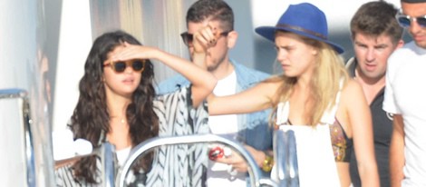 Selena Gomez y Cara Delevingne en Saint Tropez