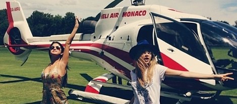 Selena Gomez y Cara Delevingne tras su viaje en helicóptero en Saint Tropez