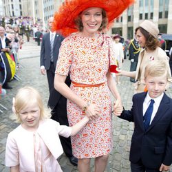 La Reina Matilde con sus hijos Leonor y Emmanuel de Bélgica en el Día Nacional de Bélgica 2014