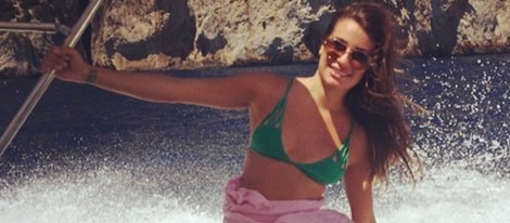 Lea Michele navegando en la costa italiana