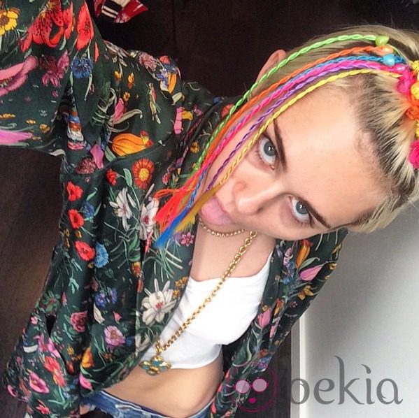Miley Cyrus decora su pelo con trenzas de colores