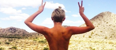 Miley Cyrus posa sin camiseta