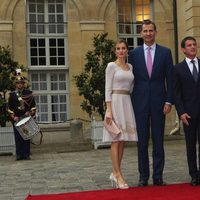 Los Reyes con el primer ministro de Francia y su esposa en la visita de presentación a París