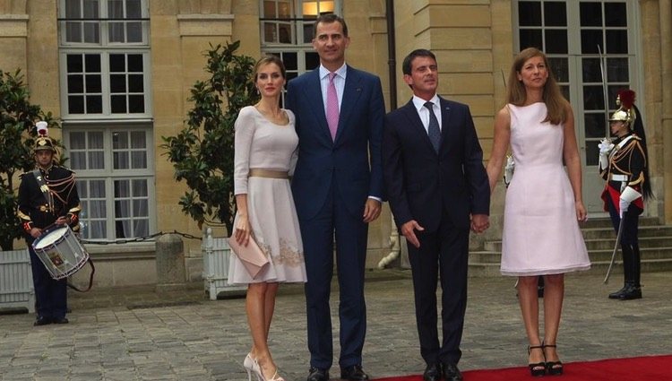 Los Reyes con el primer ministro de Francia y su esposa en la visita de presentación a París