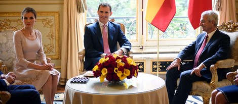 Los Reyes Felipe y Letizia con el presidente de la Asamblea de Francia en su visita de presentación