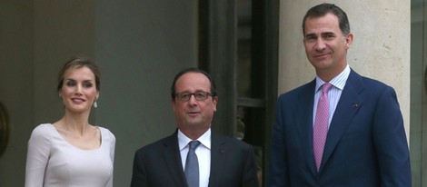 Los Reyes Felipe y Letizia con el presidente François Hollande en su visita de presentación a Francia