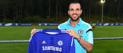 Cesc Fàbregas luce su nueva camiseta del Chelsea y su corte de pelo