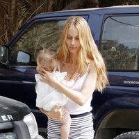 Vanesa Lorenzo lleva en brazos a su hija Manuela en sus primeras vacaciones en Ibiza