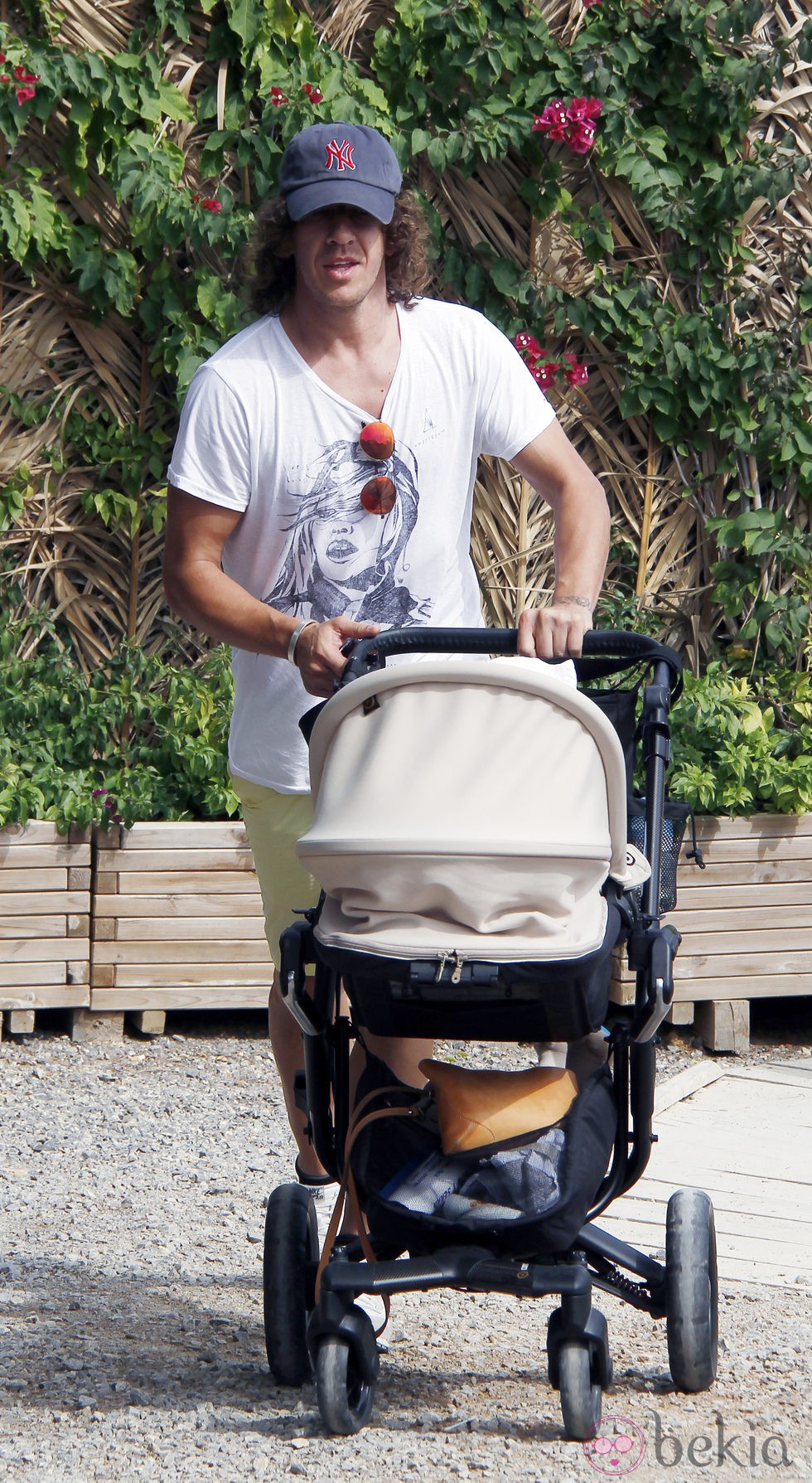 Carles Puyol lleva en el carricoche a su hija Manuela en Ibiza