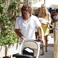 Carles Puyol y Vanesa Lorenzo con su hija Manuela en Ibiza