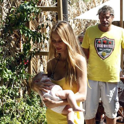 Primeras vacaciones de Carles Puyol y Vanesa Lorenzo con su hija en Ibiza