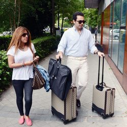 Chabelita y Alberto Isla con maletas por Madrid