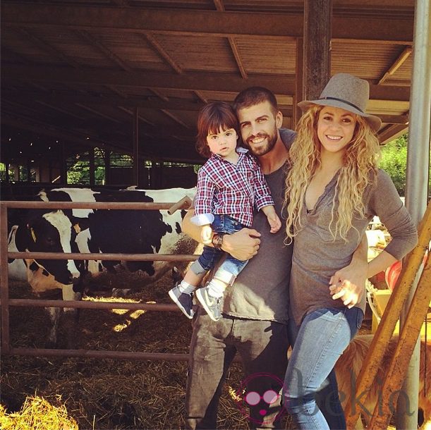 Gerard Piqué y Shakira con MIlan en el campo