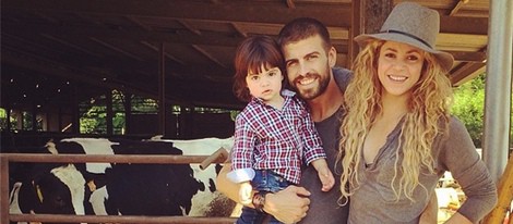 Gerard Piqué y Shakira con MIlan en el campo
