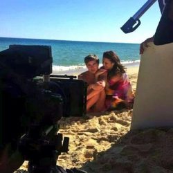 Katia Aveiro grabando un videoclip con Abraham García en El Algarve