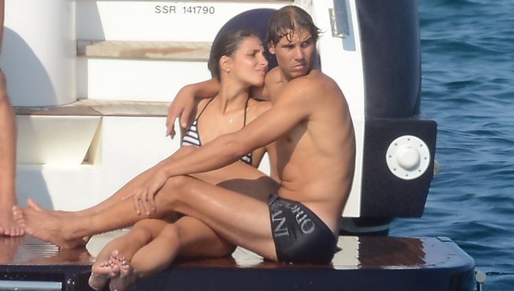 Rafa Nadal y Xisca Perelló muy enamorados en un barco