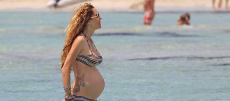 Blanca Cuesta luciendo su cuarto embarazo en las playas de Ibiza