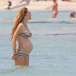 Blanca Cuesta luciendo su cuarto embarazo en las playas de Ibiza