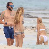 Borja Thyssen, Blanca Cuesta y Carmen Cervera en las playas de Ibiza