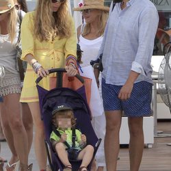 Carmen Cervera y Borja Thyssen y Blanca Cuesta con su hijo Enzo en Ibiza