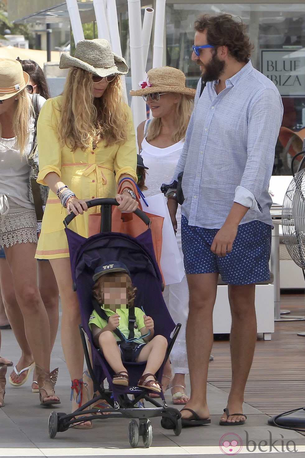 Carmen Cervera y Borja Thyssen y Blanca Cuesta con su hijo Enzo en Ibiza