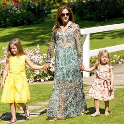 Mary de Dinamarca con sus hijas Isabel y Josefina en su posado de verano 2014
