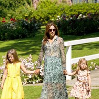 Mary de Dinamarca con sus hijas Isabel y Josefina en su posado de verano 2014
