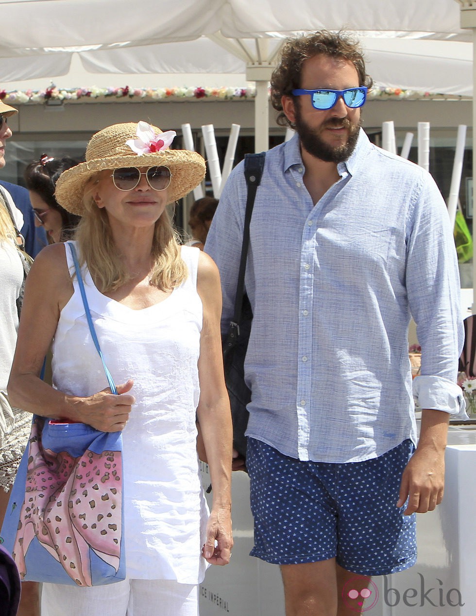 Borja Thyssen y su madre Carmen Cervera paseando por Ibiza