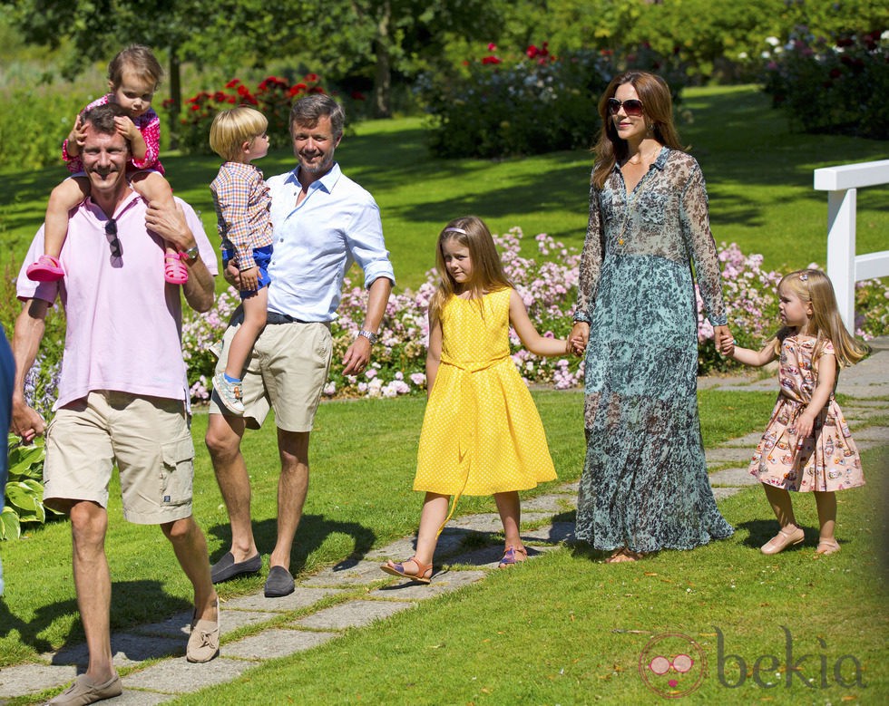 Joaquín de Dinamarca con su hija Athena y los Príncipes Federico y Mary con sus hijos Isabel, Vicente y Josefina en su posado de verano 2014