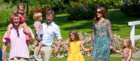 Joaquín de Dinamarca con su hija Athena y los Príncipes Federico y Mary con sus hijos Isabel, Vicente y Josefina en su posado de verano 2014
