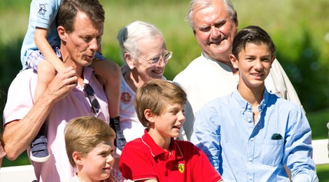 Margarita y Enrique de Dinamarca con su hijo Joaquín y sus nietos varones en su posado de verano 2014