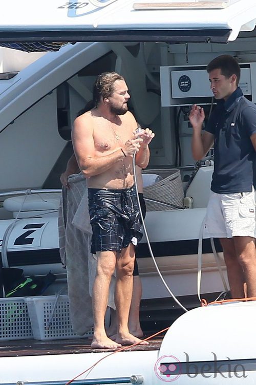 Leonardo DiCaprio dándose una ducha tras un chapuzón en Saint Tropez