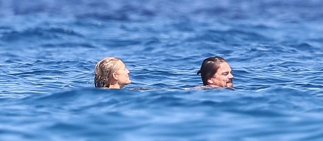Leonardo DiCaprio y Toni Garrn dándose un chapuzón en Saint Tropez