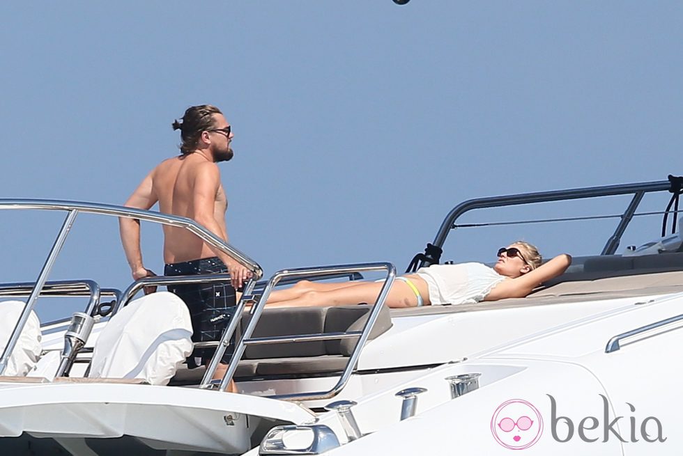 Leonardo DiCaprio y Toni Garrn tomando el sol en un yate en Saint Tropez