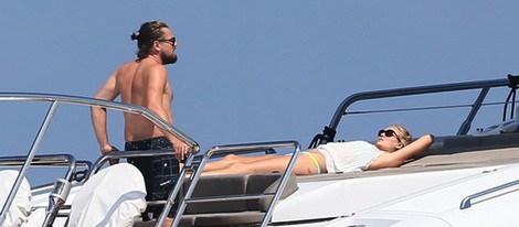 Leonardo DiCaprio y Toni Garrn tomando el sol en un yate en Saint Tropez