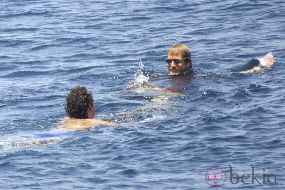 Alex Dellal y Andrea Casiraghi dándose un baño en aguas de Ibiza