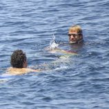 Alex Dellal y Andrea Casiraghi dándose un baño en aguas de Ibiza