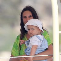Tatiana Santo Domingo con su hijo Sasha en brazos en Ibiza