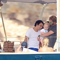 Alex Dellal y Andrea Casiraghi con su hijo Sasha en Ibiza