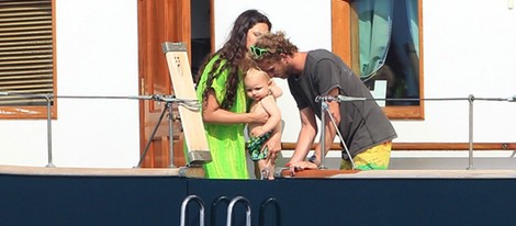 Andrea Casiraghi y Tatiana Santo Domingo con su hijo Sasha en Ibiza