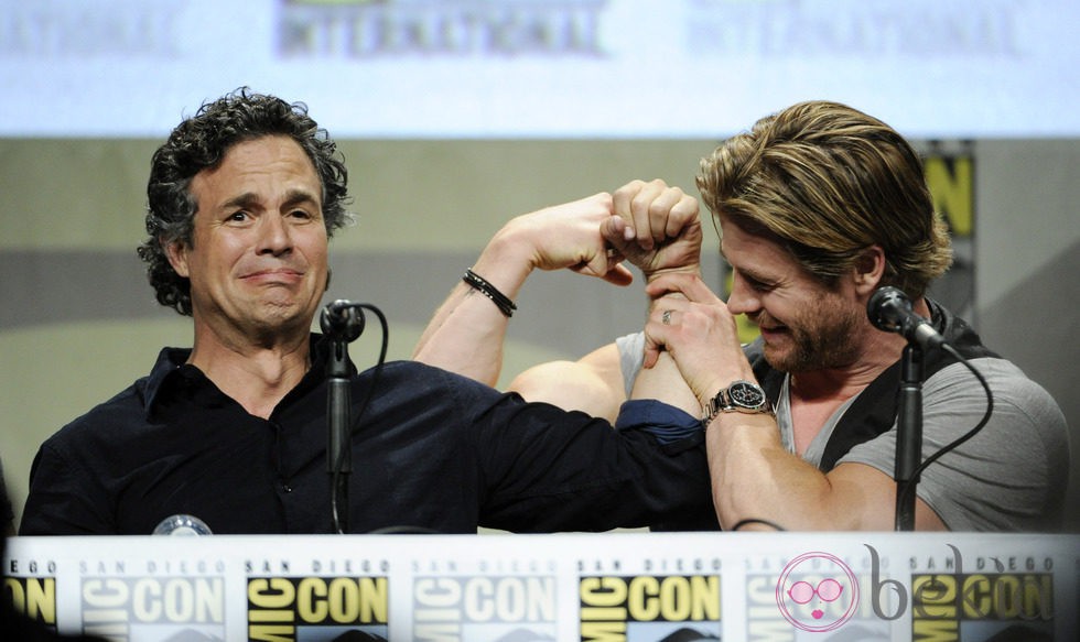 Mark Ruffalo y Chris Hemsworth presentando 'Los Vengadores: La era de Ultrón' en la Comic Con 2014