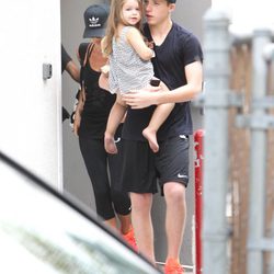 Brooklyn Beckham coge en brazos a su hermana Harper en Soul Cycle de Santa Mónica