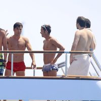 David Bustamante luce torso desnudo junto a unos amigos en un barco en Ibiza
