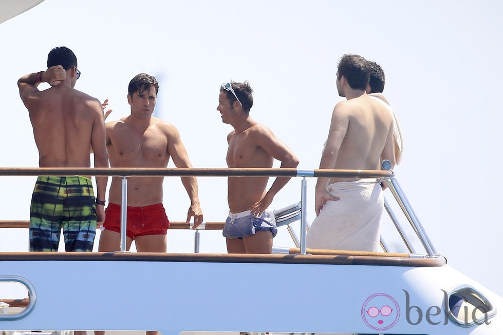 David Bustamante luce torso desnudo junto a unos amigos en un barco en Ibiza