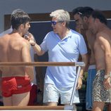 David Bustamante charlando con Espartaco y Pepín Liria a bordo de un barco en Ibiza